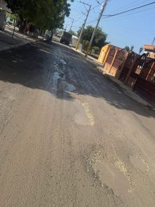 En Los Negros exigen reparación urgente de sus calles ante años de abandono
