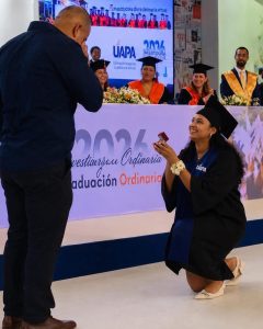 El amor también se graduó en Nagua: joven sorprende a su pareja con propuesta de matrimonio durante ceremonia de la UAPA