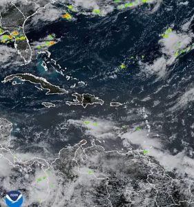 Chubascos aislados y temperaturas calurosas marcarán las condiciones del tiempo este domingo