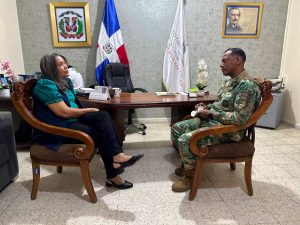 Gobernadora de Azua recibe al nuevo comandante del Batallón de Infantería de la Fortaleza 19 de Marzo