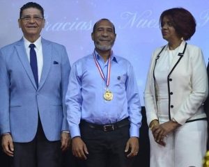 Ángel Díaz recibe la Medalla al Mérito otorgada por el Círculo de Locutores Dominicanos