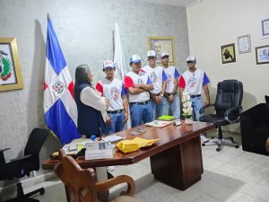 Gobernadora de Azua recibe a jóvenes que viajarán a estudiar y jugar béisbol en EE.UU.