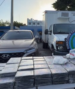 DINTEL y Ministerio Público ocupan 155 paquetes y 71 láminas de presunta cocaína, un fusil y vehículos con caletas en allanamiento en el Distrito Nacional