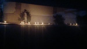 Comunitarios de Finca 6 encienden velas en protesta por prolongados apagones