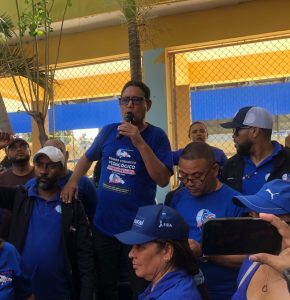 Maestros de Azua paralizan el tránsito y protestan frente al Distrito Educativo 03-01