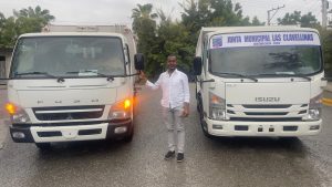 Distrito Municipal Las Clavellinas celebra la llegada de dos camiones recolectores de basura