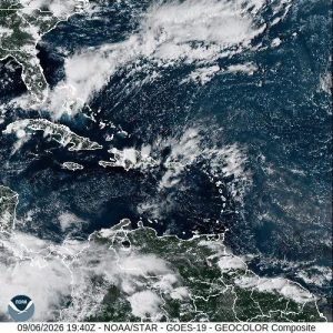 Onda tropical se aleja del país, mientras vaguada mantiene aguaceros y tormentas en varias provincias
