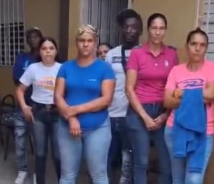 Padres de estudiantes cierran escuela de Azua por falta de condiciones dignas