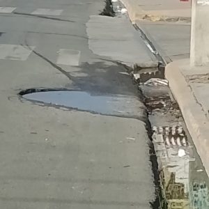 Denuncian hoyo y escape de agua en la calle Emilio Prud’Homme, en Azua